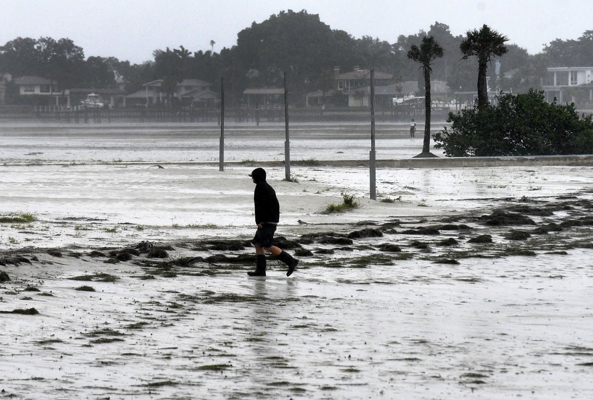 Múltiples cuerpos y ataúdes son arrastrados por las aguas tras huracán Ian en Orlando