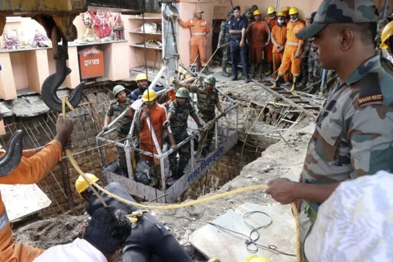Tras derrumbe de templo en la India, confirman 36 muertos