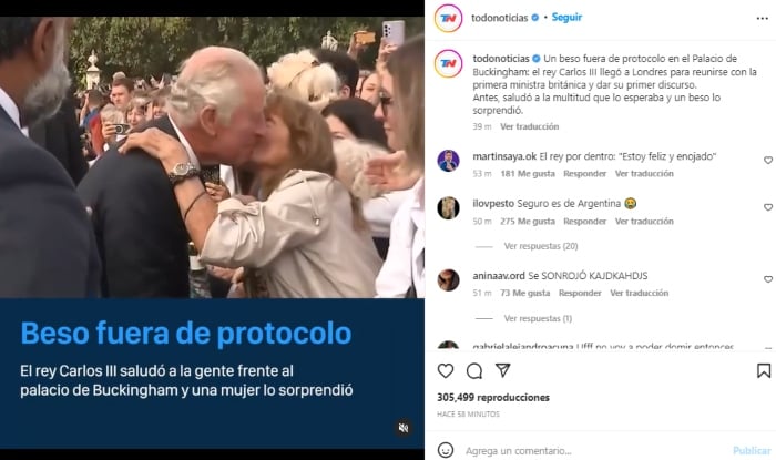 Mujer besa rey Carlos III