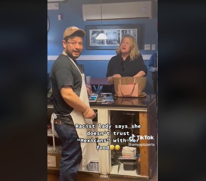 Mujer racista empleado pizzería: "No eres un tipo americano"