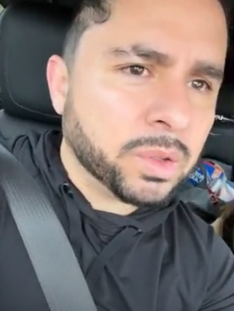 Larry Hernández lleva a su esposa al Hospital