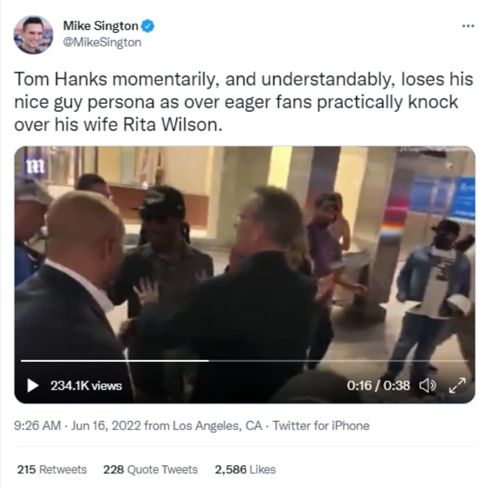 Tom Hanks estalla contra fanáticos