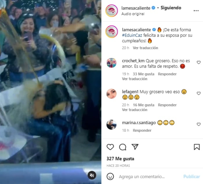 Eduin Caz baña en cerveza a su esposa