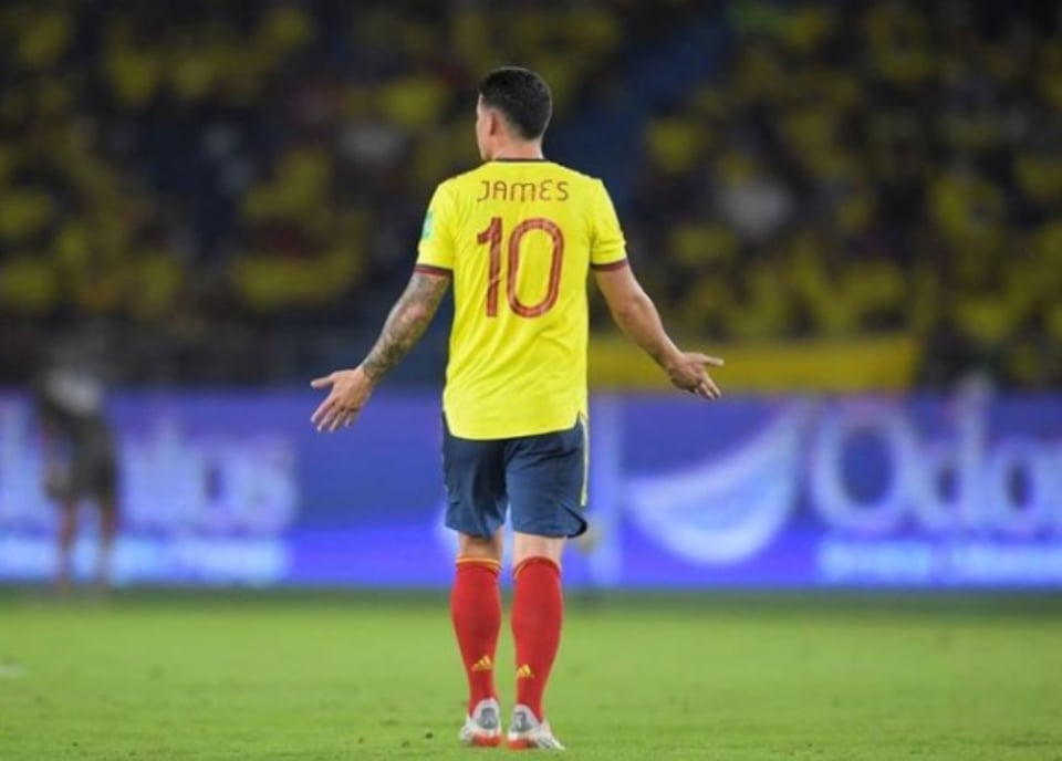 ¡Le da un infarto! James Rodríguez vive aparatoso momento en juego de futbol y ahora lo califican de ‘héroe’
