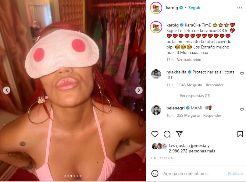Karol G se fotografía con los pantis abajo