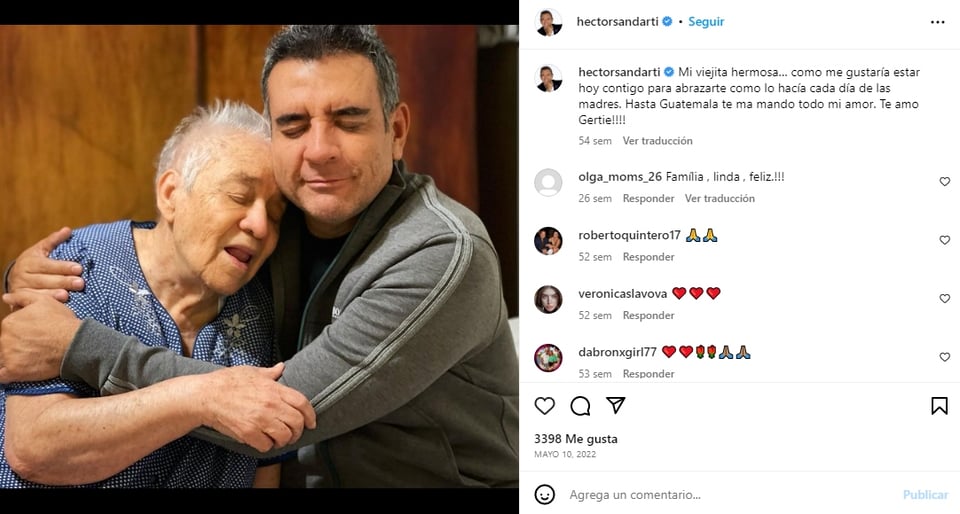 Héctor Sandarti emotivo con su mamá
