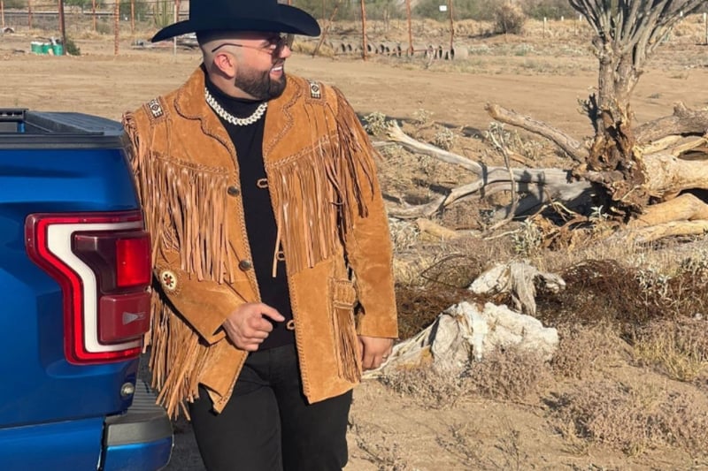 Carin León, cantante, colección autos, celebridades, 