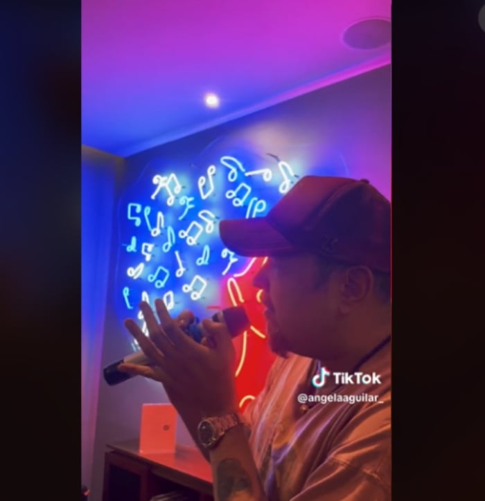 Confunden a Peso Pluma con trabajador de Chick-fil-a