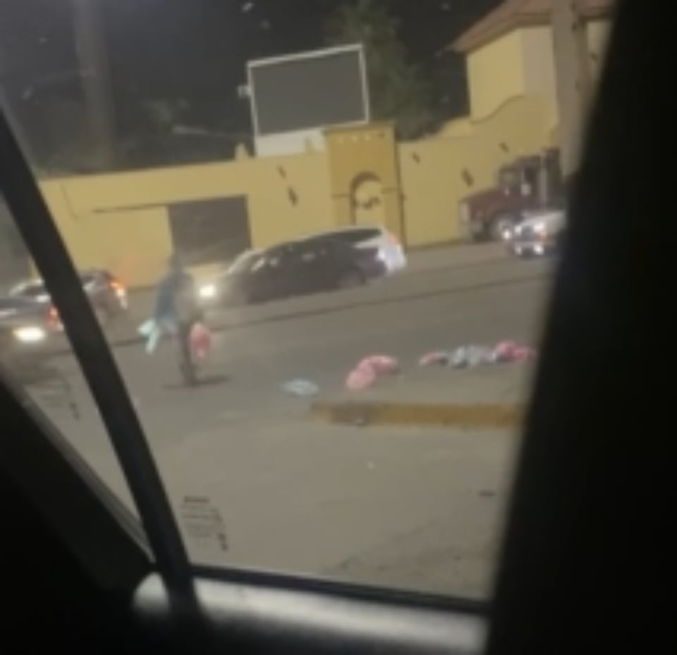 ¡Conmueve a todos! Vendedor mexicano tira sus algodones de azúcar: «nadie me compraba». (VIDEO)