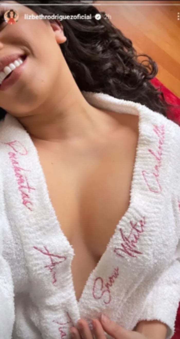 Lizbeth Rodríguez se abre la bata de baño