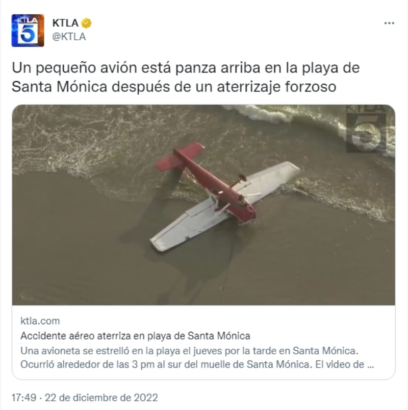 Avioneta estrella playa California: Queda boca abajo