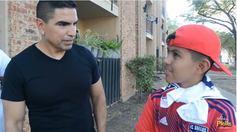 Piolín encuentra niño despreciado por Chicharito