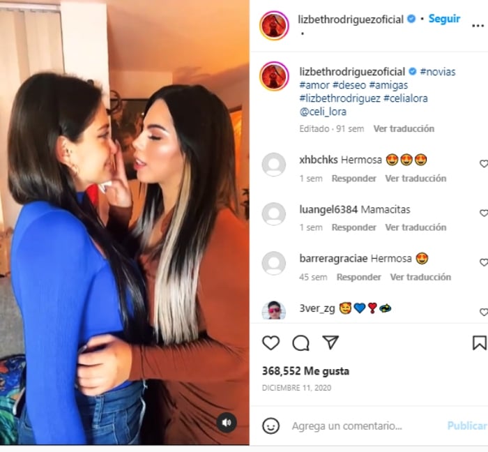 Lizbeth Rodríguez besando a Celia Lora