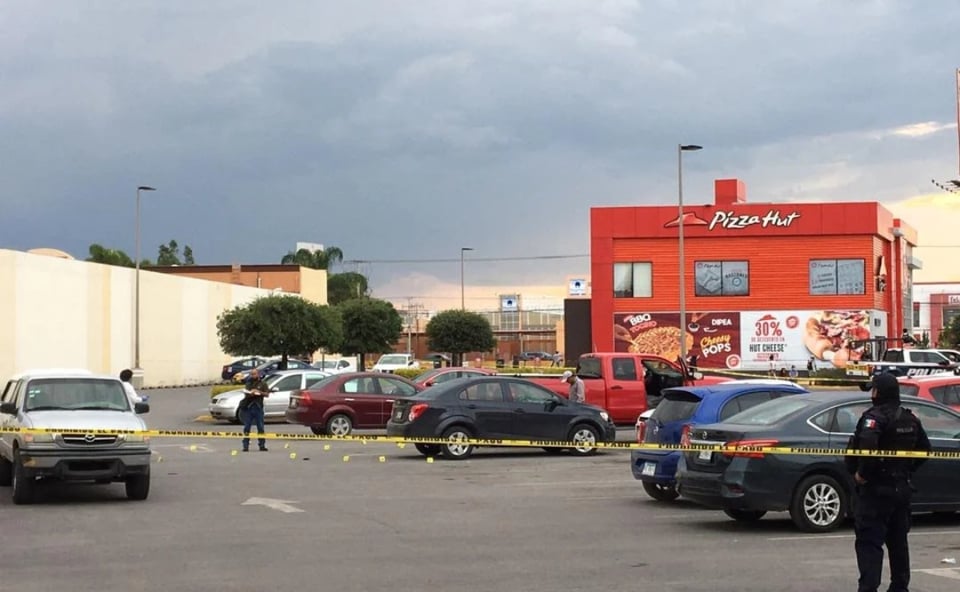 Reportan saldo mortal en una balacera en plaza comercial de México