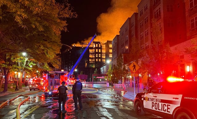 Brutal incendio en EEUU provoca evacuación masiva y emiten múltiples alarmas