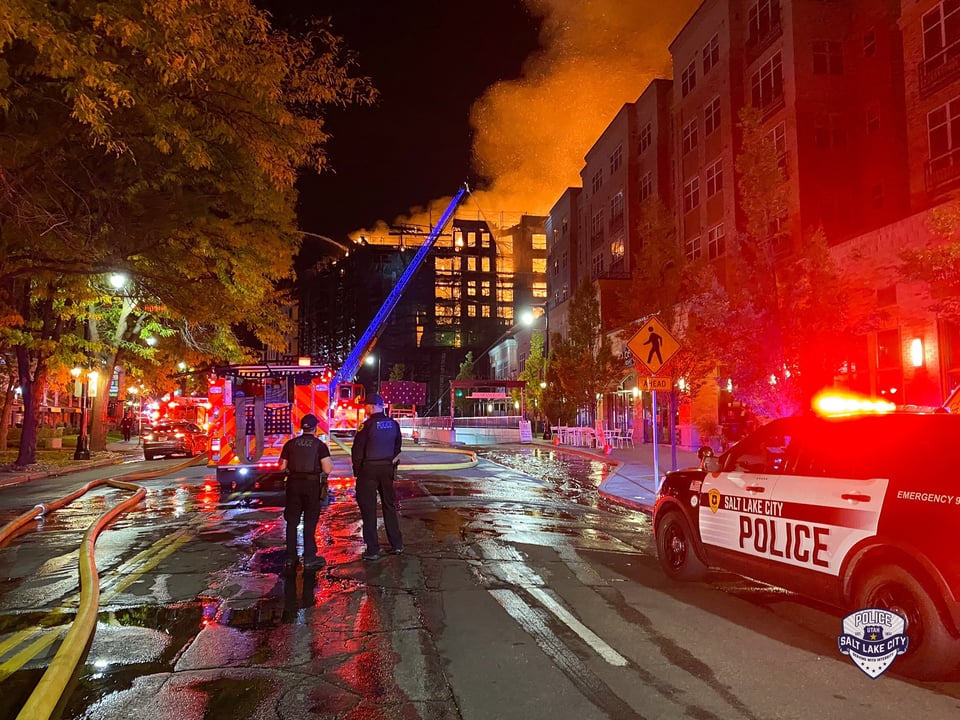 Brutal incendio en EEUU provoca evacuación masiva y emiten múltiples alarmas