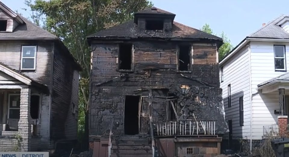 Acusan a mujer de incendiar la casa que mató a la madre de su ex