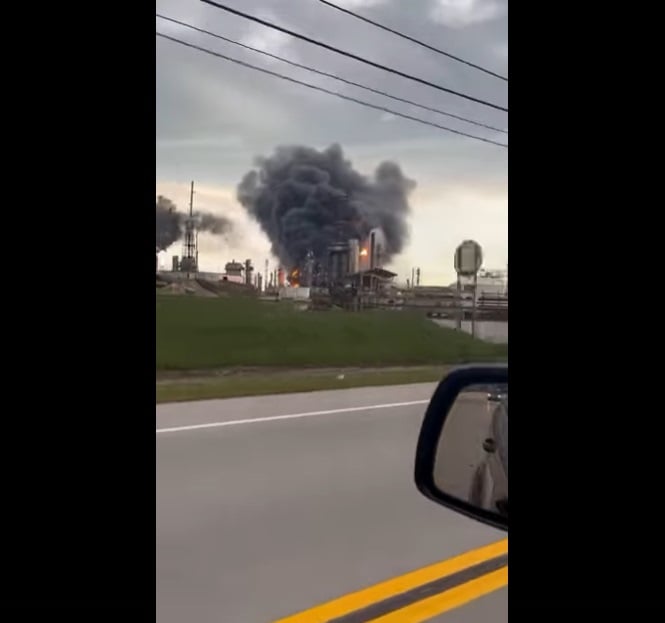 Dos muertos explosión incendio refinería EEUU