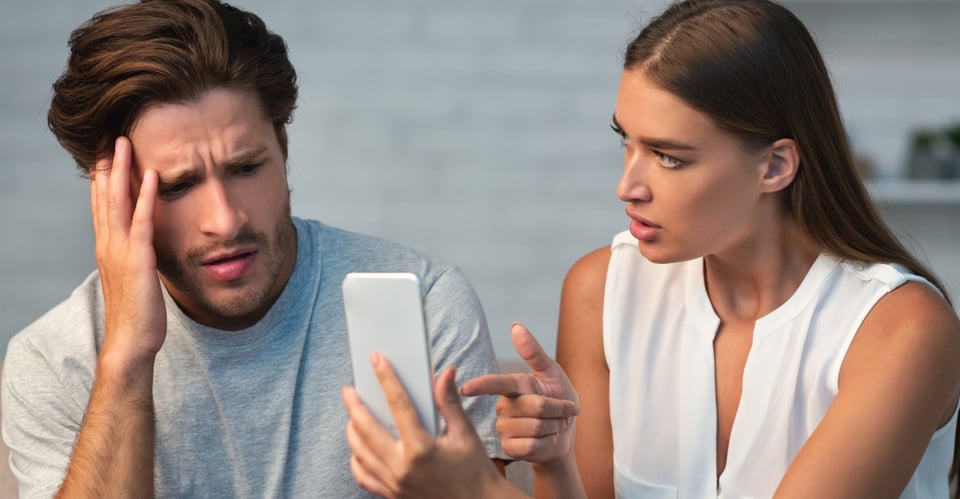 CURIOSO: Descubre infidelidad de su esposo por un regalo que no era para ella