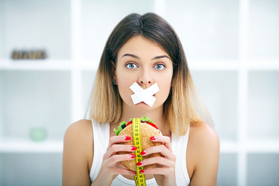 mujer, comida, cinta métrica, adelgazar, MundoNOW