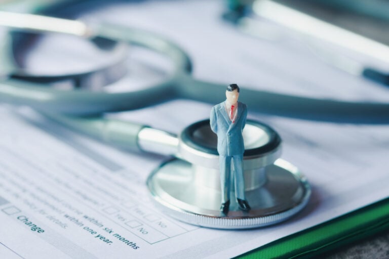 USA: Médico abiertamente gay hace historia al dirigir la Asociación Médica