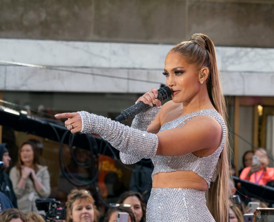 ¿Enseña sus encantos debajo del vestido? JLo aparece vistiendo una tanga amarilla como moño featured image