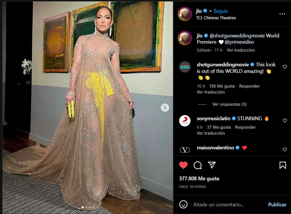 Jennifer López aparece en sensual vestido con una tanga amarilla como moño