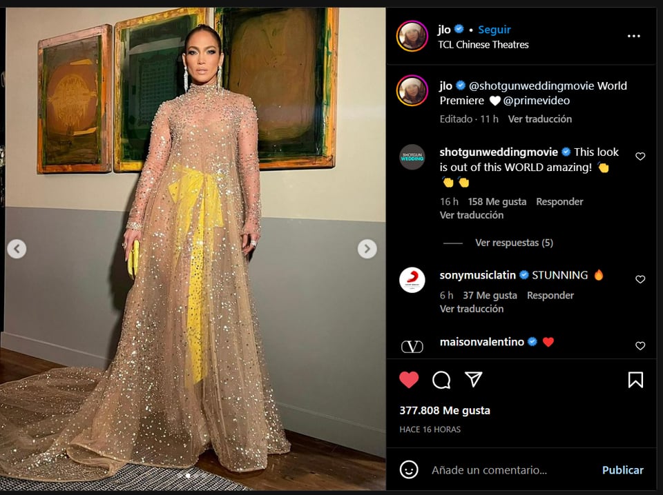 La belleza de la actriz resalta con su vestido estilo "naked"