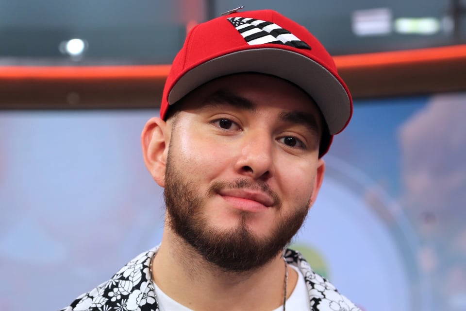 Chiquis tiene un hermano gay: Conoce a Johnny López featured image