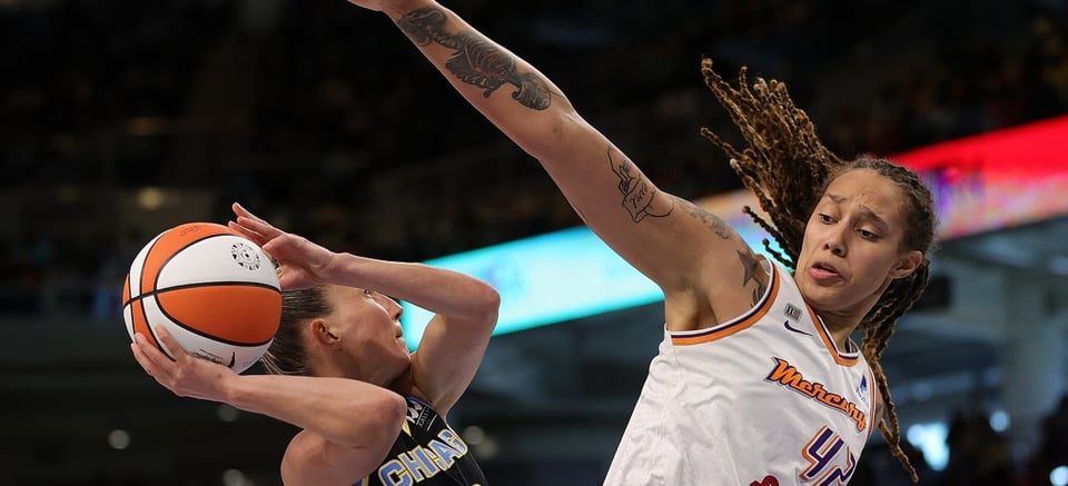 Detienen a jugadora estadounidense de baloncesto en Rusia y su equipo teme lo peor