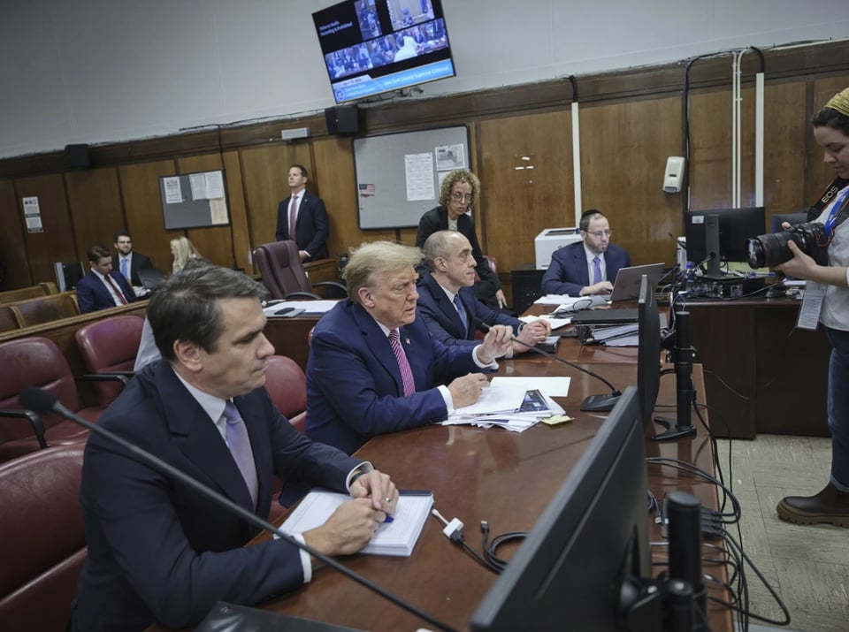 Selección del jurado para el juicio a Trump concluye con la designación de los suplentes