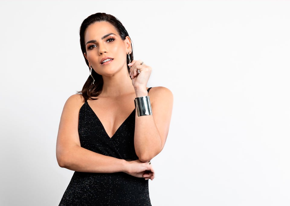 ¿Cambia a CARLOS PONCE por ROBERTO PALAZUELOS? Karina Banda confiesa todo de «Hotel VIP» featured image