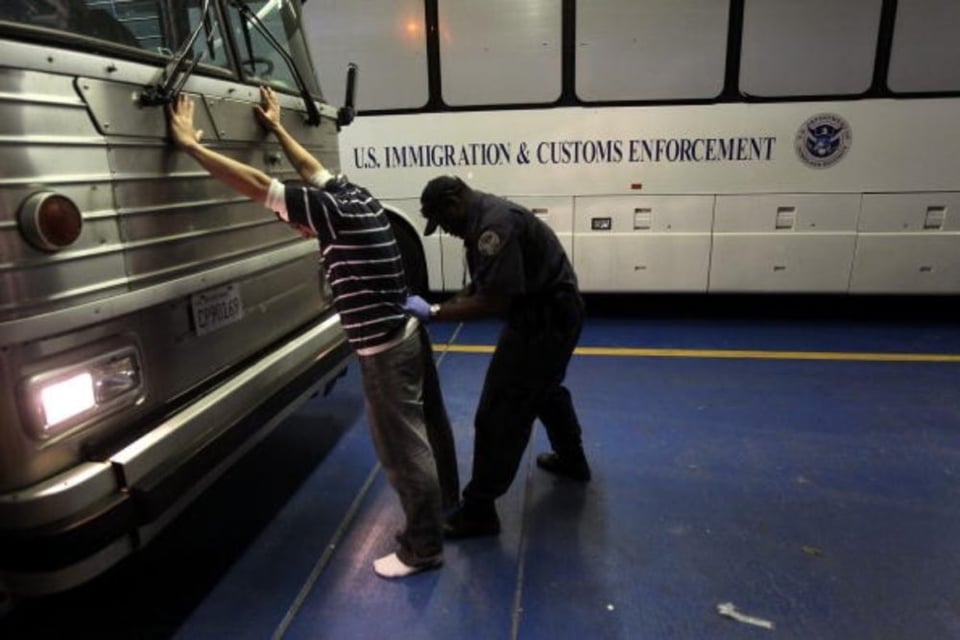 Hallan a 32 indocumentados en lancha remolcada por camión en Florida