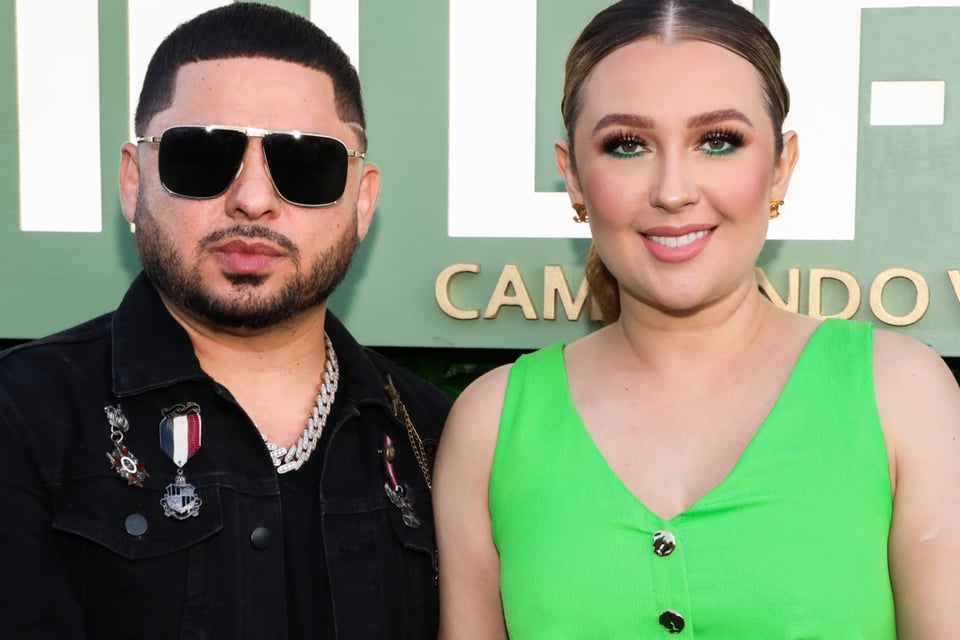 Larry Hernández tries Kenia Ontiveros’ breast milk (VIDEO)