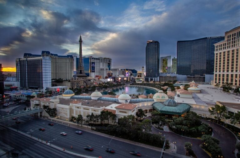 Hombre rompe ventanas del Hotel Caesars Palace de Las Vegas y creen que puede comenzar a disparar en cualquier momento