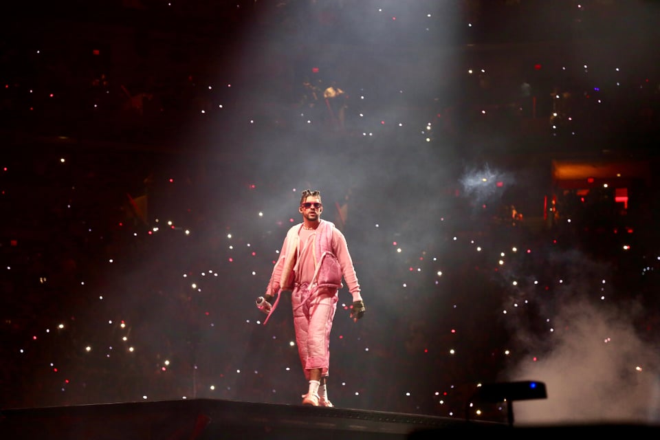 Bad Bunny, Escenario, Tour musical, Miami, Traje rosa