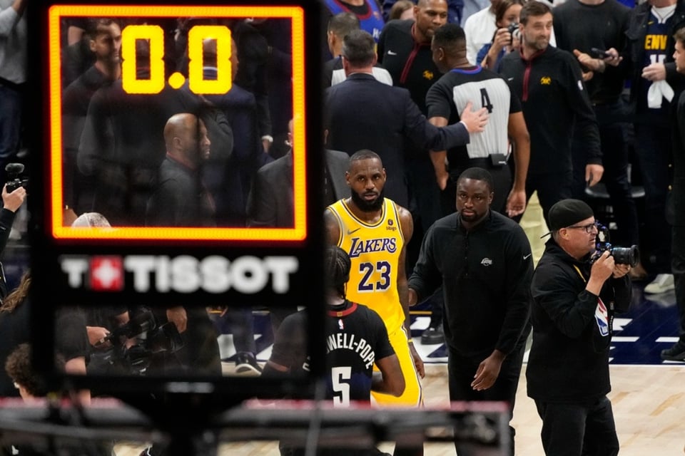LeBron James carga contra el centro de revisiones de la NBA por decisiones en el 2do juego ante Denver