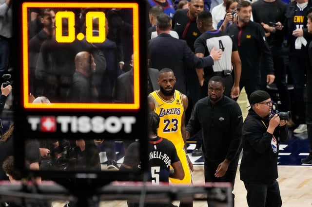 LeBron James carga contra el centro de revisiones de la NBA por decisiones en el 2do juego ante Denver