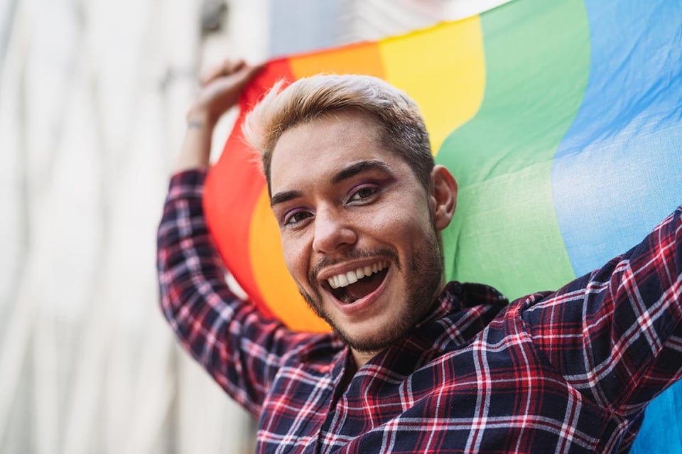 Derechos LGBTQ, salir del clóset, bandera, pride, hombre gay