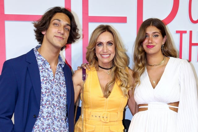 Captan al hijo de Lili Estefan muy cariñoso con otro hombre