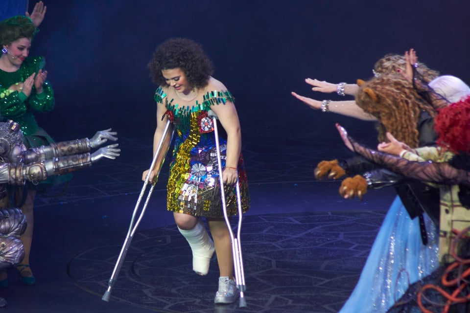 Lucerito Mijares apareció con pie enyesado en su debut en teatro featured image