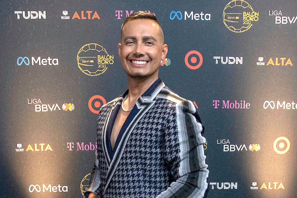 Luis Sandoval gay presenter, Symmetrical, Suit, Ballon d'Or, TUDN