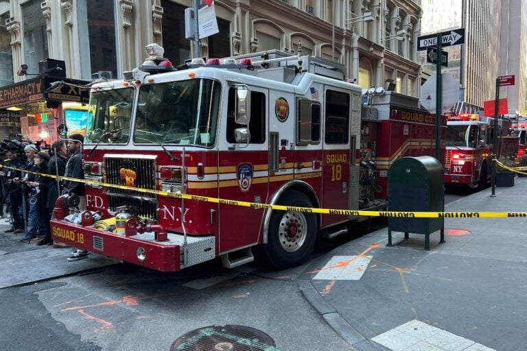 Reportan colapso en estacionamiento de Manhattan que dejó una persona sin vida