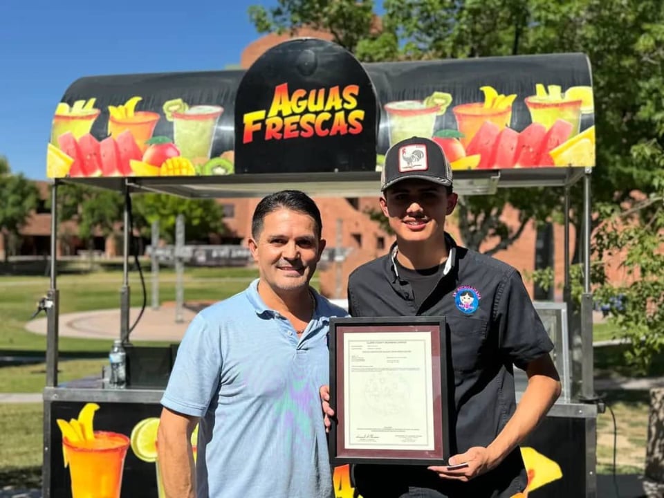 Hispano es el primero en recibir licencia de vendedor ambulante featured image