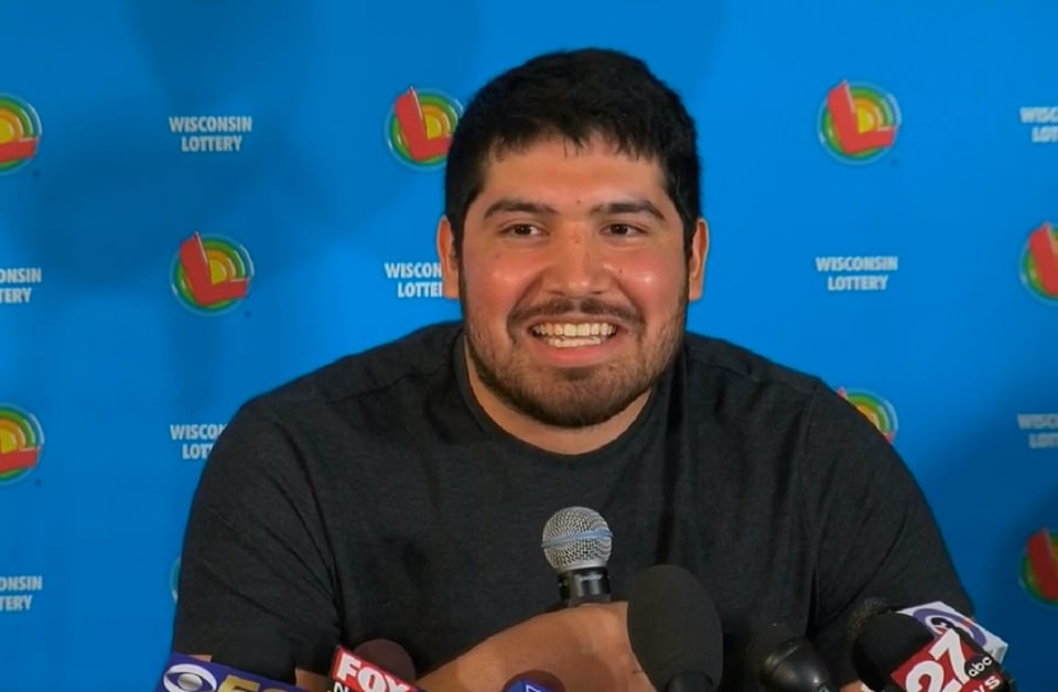 Hispano ganador del Powerball regala dinero a extraños