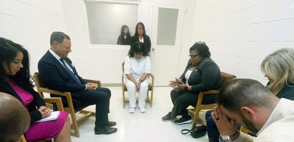 Legisladores de Texas rezan en prisión con Melissa Lucio, la mujer latina condenada a muerte