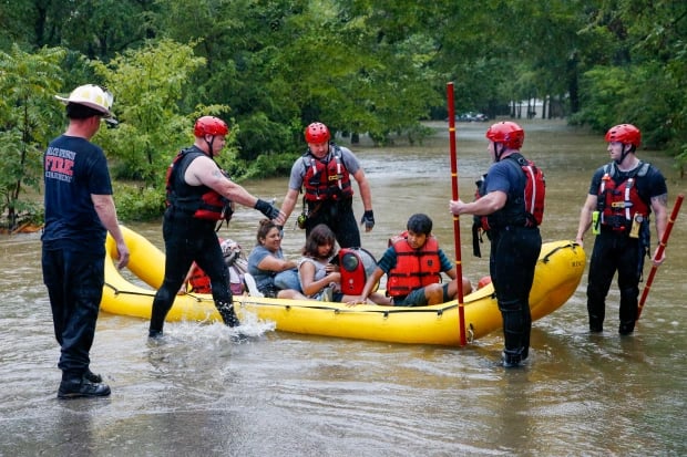 Mujer conductora muere Dallas: La peor inundación en 1000 años