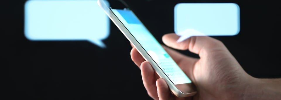 Mujer manda mensaje a su esposo muerto y recibe la notificación más inesperada en what’s app featured image