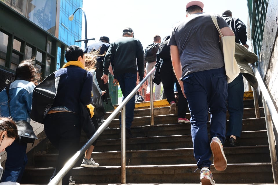 escaleras, salida del metro, hora pico, estación, MundoNOW