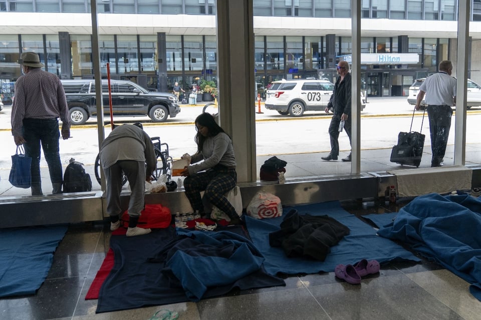 Chicago mantiene a cientos de migrantes en aeropuerto
